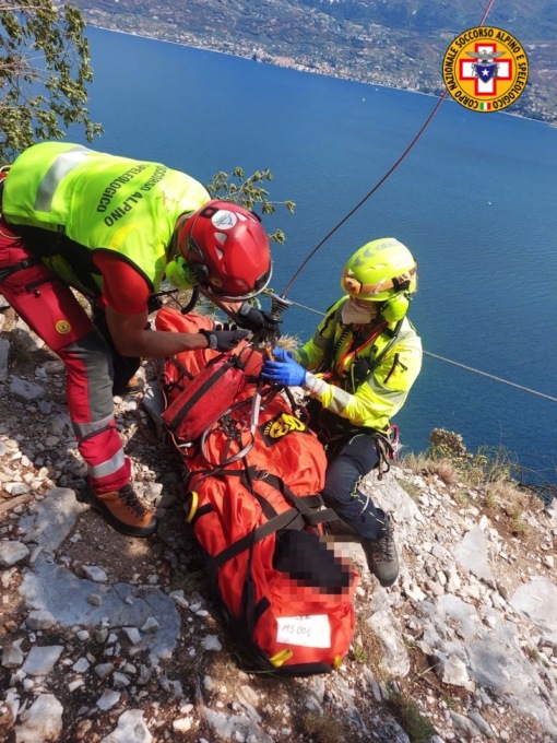 Auto si ribalta nella scarpata, salvate due persone