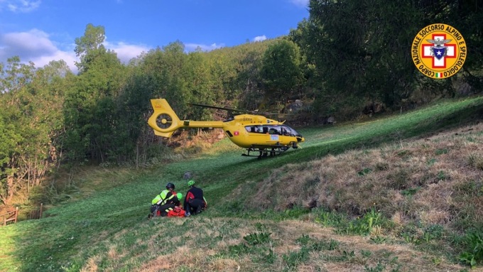 Cade dalla scala all’interno di una cascina, arriva l’elisoccorso