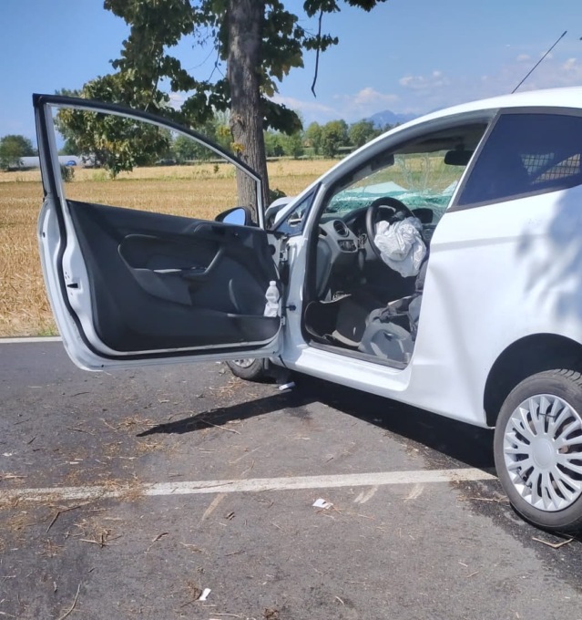 Auto finisce contro un albero, scatta il codice rosso