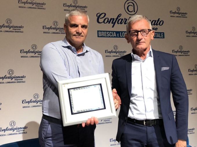 Presta i primi soccorsi alle vittime del sinistro sulla 45 bis, Confartigianato Brescia gli consegna una targa di merito