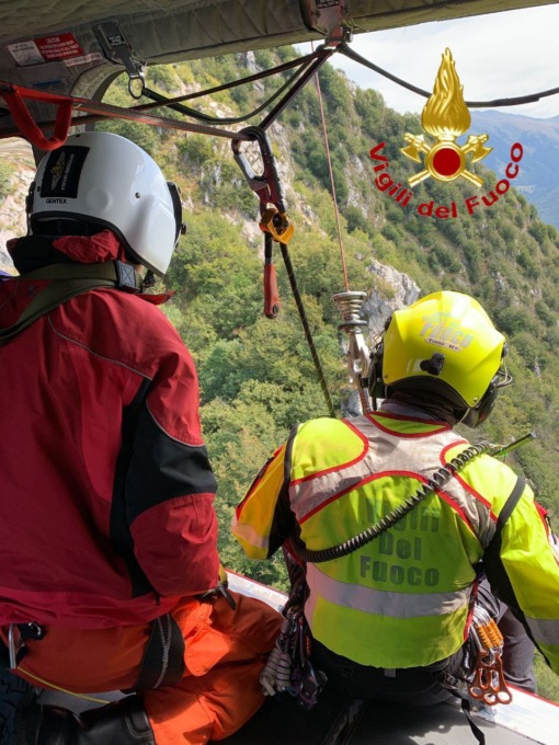 In difficoltà lungo il sentiero, recuperato dall’elicottero dei Vigili del Fuoco