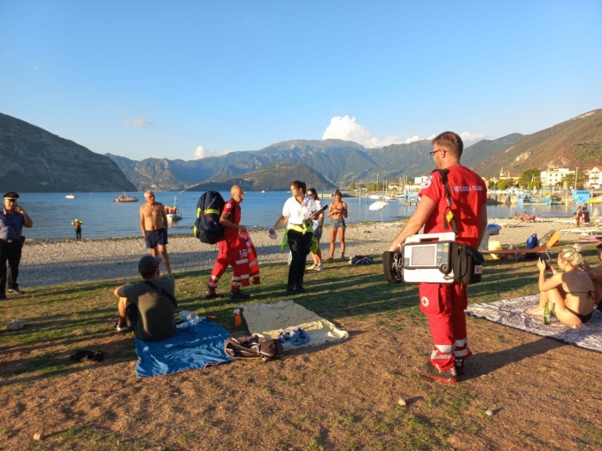 Trovato il bagnante disperso a Iseo: stava prendendo il sole dopo la traversata