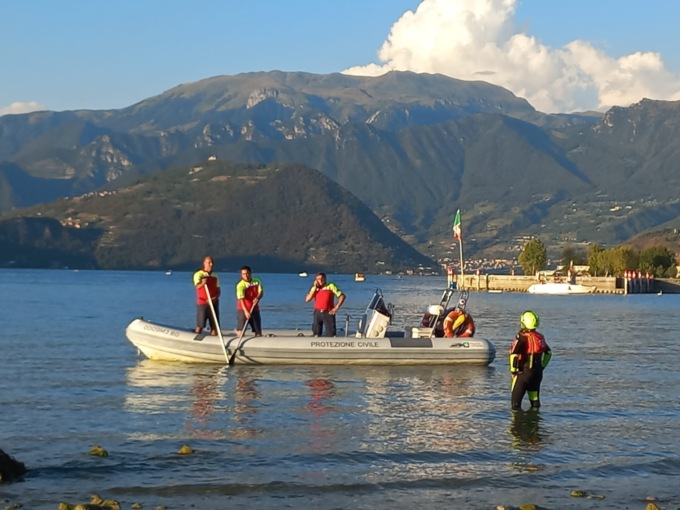 Entra in acqua ma non riemerge: ricerche in corso a Iseo per un 23enne