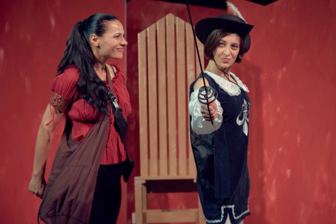 “Le tre moschettiere”, in scena la rivisitazione al femminile delle figure nate dalla penna di Alexandre Dumas