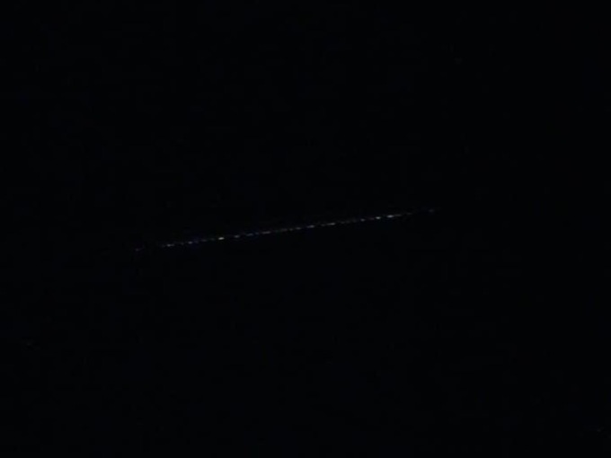 Fila di luci in cielo: non sono ufo, ma i satelliti di Elon Musk