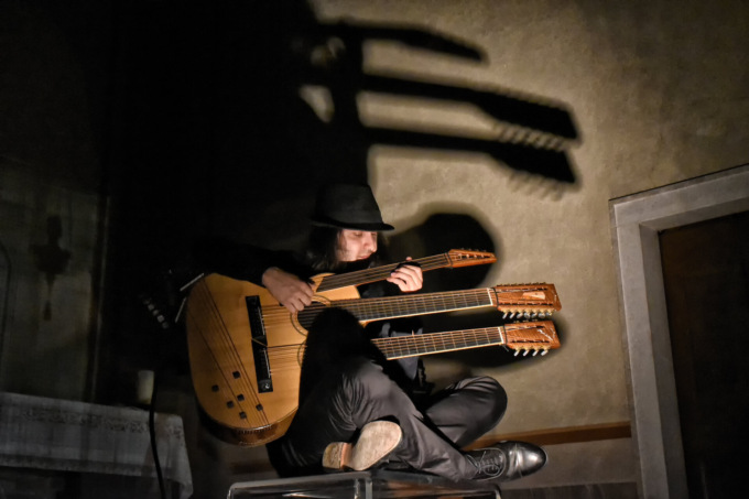 In scena “Attraverso il binocolo”, protagonista il maestro Paolo Schianchi