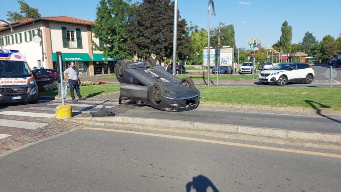 Auto si ribalta, scatta il codice rosso