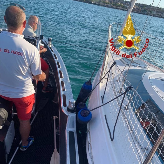 Barca in avaria, l’intervento dei Vigili del Fuoco