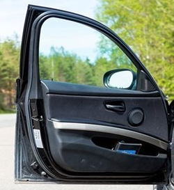 Porta tra i rifiuti anche la portiera ignaro della videosorveglianza, scatta la multa