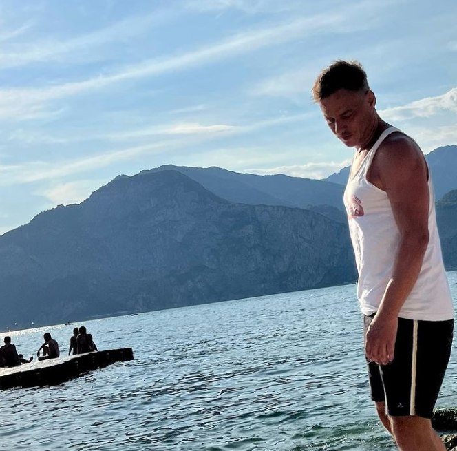 L’attore Tom Wlaschiha si gode le vacanze sul Garda
