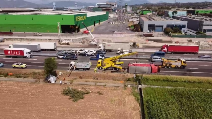 Traffico in tilt in A4, tir si ribalta e perde un carico di…mucche