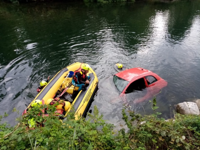 Auto nel fiume, scatta l’allarme: sul posto i sommozzatori