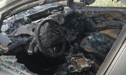 Auto in fiamme sulla provinciale, salvo il 45enne alla guida