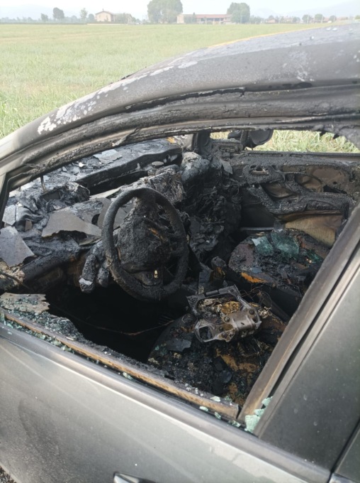 Auto in fiamme sulla provinciale, salvo il 45enne alla guida