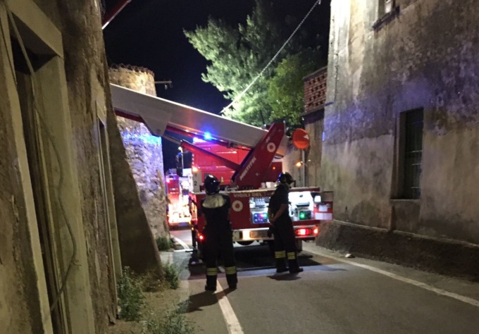 Cadono alcune tegole: Vigili del fuoco in azione a Rovato