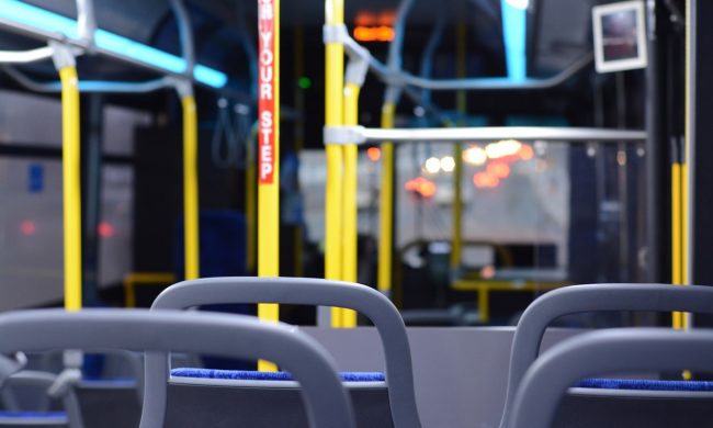 Non lo fanno salire sul bus, 52enne si piazza in mezzo alla carreggiata: denunciato