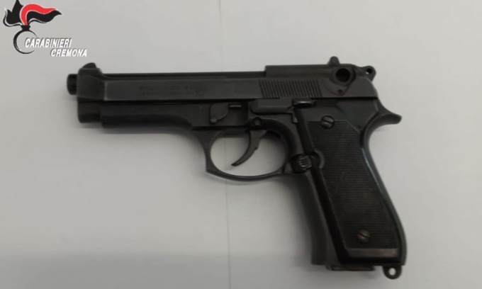 Ha tentato di sfuggire al controllo e in auto aveva una pistola: denunciato giovane bresciano