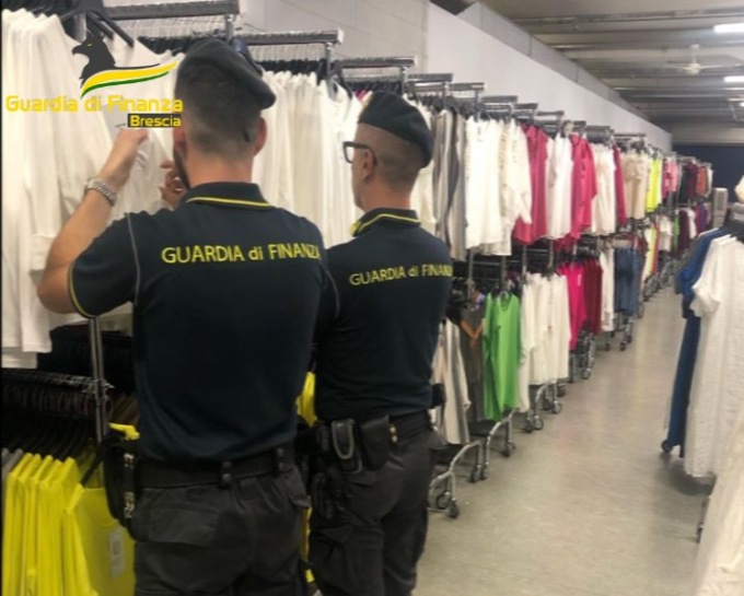 Sequestrati oltre 6mila capi d’abbigliamento non in regola