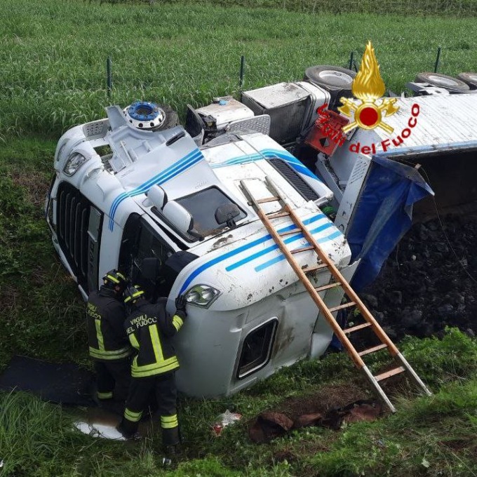 Si ribalta un camion sulla A4, l’intervento dei Vigili del fuoco