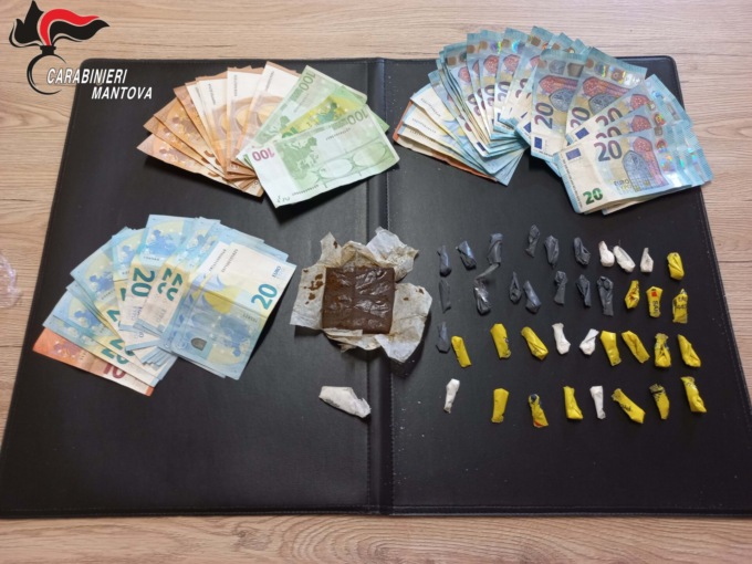 Sequestrati oltre 26 grammi di cocaina e oltre 50 di hashish, 60enne in manette