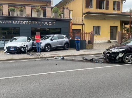 Auto fuori strada danneggia i mezzi di una concessionaria
