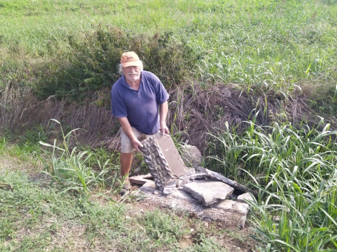 Cordoli di cemento abbandonati nel canale irriguo di via Palazzolo