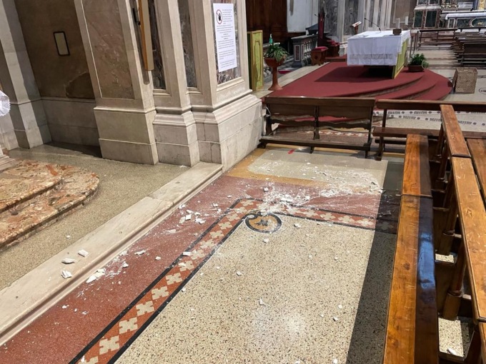 Piovono calcinacci in chiesa: urge un restauro