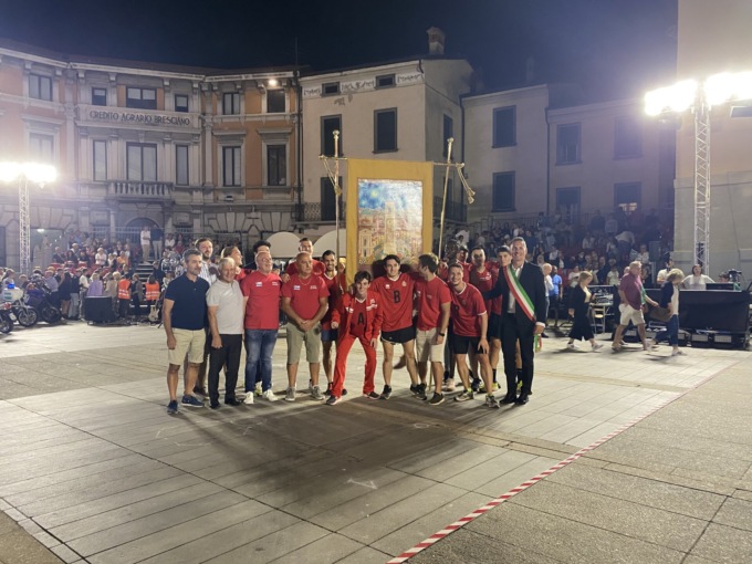 Chiari si colora di rosso: Villatico vince il Palio delle Quadre e si aggiudica il drappo