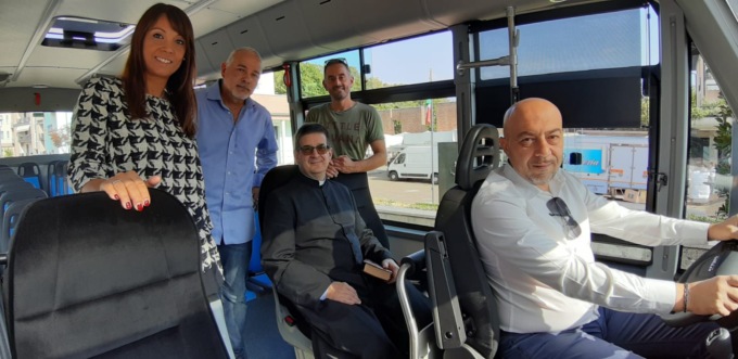 Don Cesare Cancarini ha benedetto un nuovo scuolabus