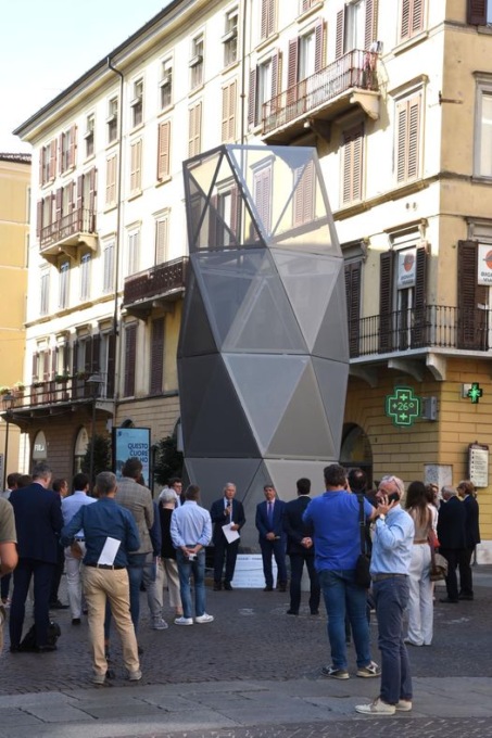 Una torre svetta in corso Zanardelli: serve per purificare l’aria