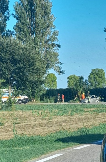 Auto si ribalta e finisce fuori strada, arriva l’elisoccorso
