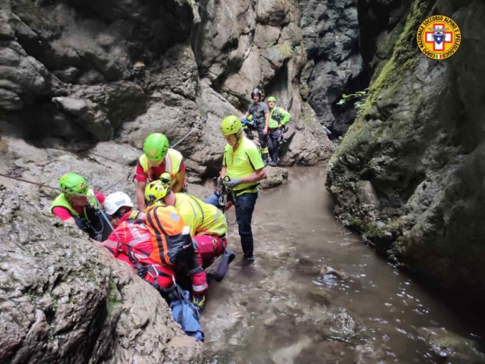 Cade sul sentiero, interviene l’elisoccorso