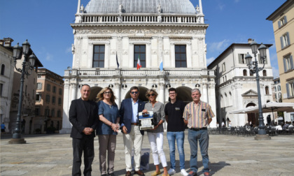 L' Associazione "Noi per Brescia" dona un defibrillatore alla Croce Bianca