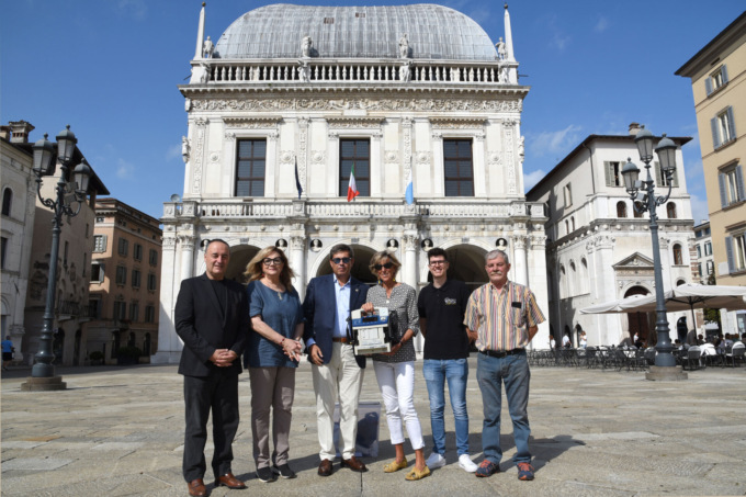 L’ Associazione “Noi per Brescia” dona un defibrillatore alla Croce Bianca