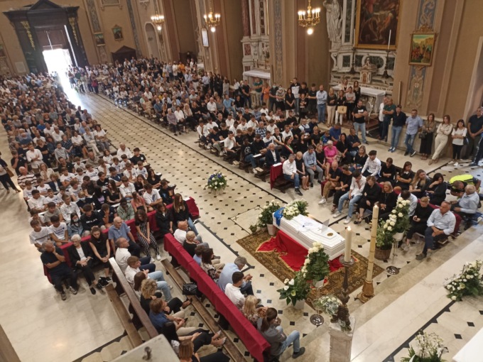 Grande partecipazione e profonda commozione alla fiaccolata e ai funerali di Filippo Gilberti