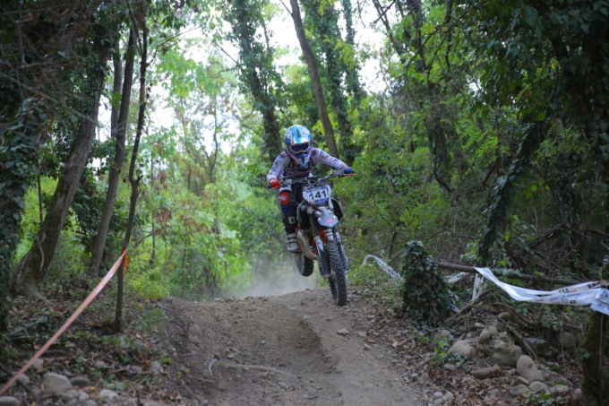 La piccola Keira conquista un primo posto al Campionato regionale di Minienduro