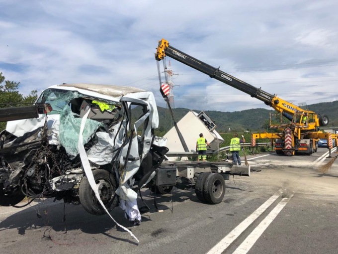 Frontale tra due auto, scatta il codice rosso