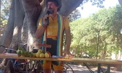 Don Fabio Corazzina celebra in tenuta da ciclista, la lettera di rimprovero di Monsignor Tremolada