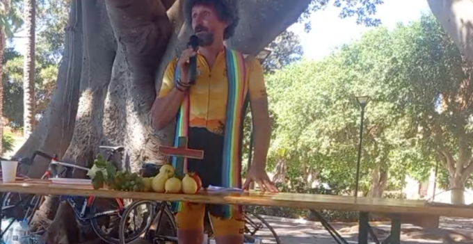 Don Fabio Corazzina celebra in tenuta da ciclista, la lettera di rimprovero di Monsignor Tremolada