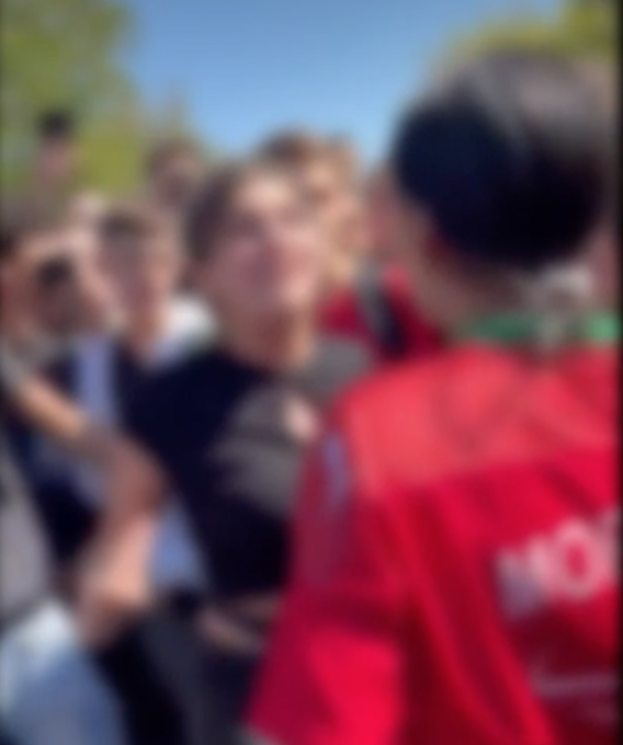 Si picchiano fuori da scuola con i compagni che le incitano alla “rissa” e le filmano