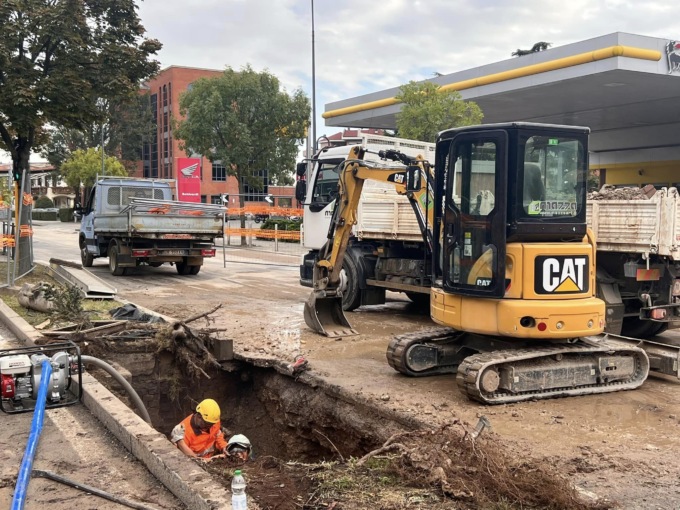 Si rompe una tubazione di acqua, disagi al traffico e alle utenze