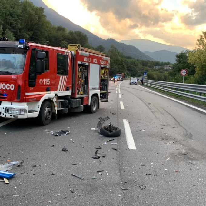 Violento scontro tra auto e camion, scatta il codice rosso