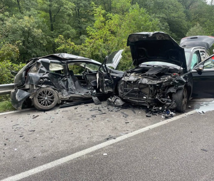 Violento scontro, giovane estratto dalle lamiere