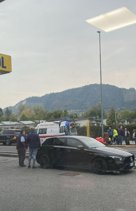 Scontro fra auto e moto, in ospedale anche una 16enne