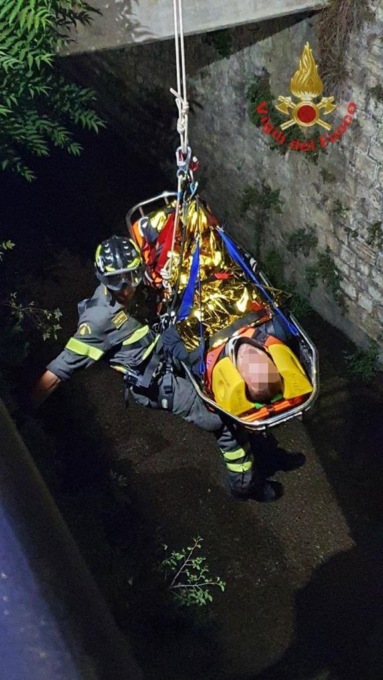 Precipita dal muro e finisce nel fiume Garza: soccorso un 37enne