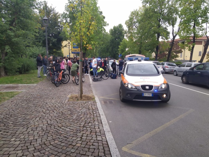 Si schiantano contro l’auto: ferito un ragazzino, salvo l’amico