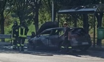 Auto prende fuoco, paura in via Brescia