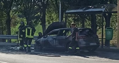 Auto prende fuoco, paura in via Brescia