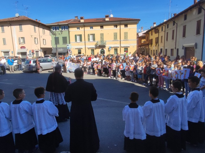 Il saluto della comunità a don Omar: “Mi avete fatto sentire a casa”