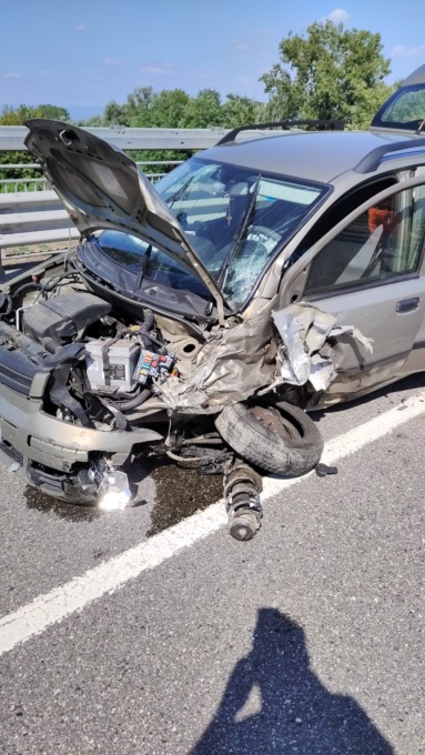 Scontro tra due auto, disagi sul traffico